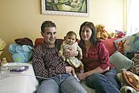 Rafael y Mara Dolores con su hija Iciar, de 19 meses, cuya vida depende de un complicado trasplante./ J. MARTNEZ