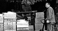 Un trabajador transporta cajas en una de las naves de fuenlabrada, Madrid. / RICARDO CASES