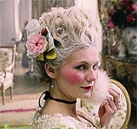 La actriz Kirsten Dunst caracterizada como la reina en la pelcula Mara Antonieta, de Sofia Coppola.