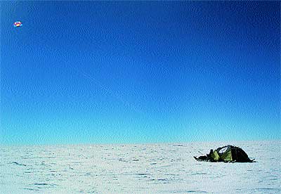 El trineo viaja rumbo al Polo Sur de la Inaccesibilidad a gran velocidad. A mayor fuerza del viento, menor es el tamao de la cometa.