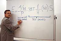 El ingeniero Antonio Estvez muestra su revolucionaria ecuacin. / TRANSMEDIA