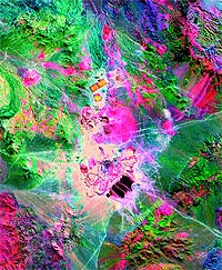 El ASTER siglas en ingls del Radimetro Espacial Avanzado de Reflexin de Emisin Termal es un visor instalado en el satlite Terra que registra las concentraciones de minerales, que se reflejan como reas de color.
