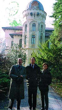 Junto a su padre y su esposa delante de la casa de la infancia de Simen en Sofa.
