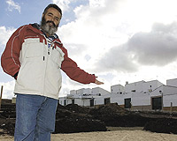 Juan Manuel Sánchez Gordillo, 47 años, alcalde de Marinaleda y el hacedor de que sus vecinos tengan una vivienda prácticamente gratis. / JOSÉ F. FERRER
