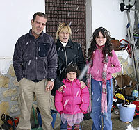 Rosa e Ignacio tienen tres hijas, Elena de 4 aos, Vanesa de 12 y Haiza de 15 , que no quiere salir en la foto. / FEDRA VALDERREY