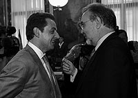 Sarkozy (izqda.) conversa con solbes, en un reciente encuentro en Madrid. / C. BARAJAS