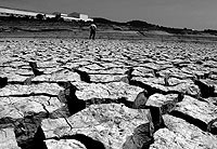 La sequía está causando estragos en muchos pantanos españoles. / MANU GARCÍA