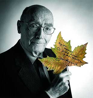 El Nobel de Literatura portugus, de 84 aos posa con una hoja seca de pltano en la que escribe un autgrafo que resume parte de su pensamiento ecolgico: Soy un bosque. Os pido amor y proteccin.