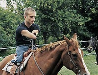 Kyle montando a caballo.