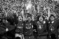 Los jugadores del equipo de ftbol del Liverpool celebran su victoria en la Liga de Campeones en 2005. / AP