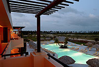 Una imagen del renombrado 'paraíso' se descubre a través de las ventanas de este exclusivo 'resort'. / JUAN ECHEVERRÍA