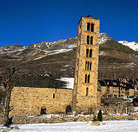 La iglesia de Sant Clement y su esbelta torre de seis pisos. / AGEFOTOSTOCK