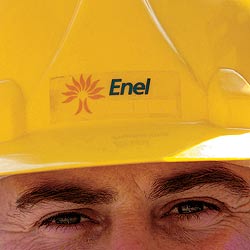 El casco de un trabajador de Enel en Roma con el logotipo de la elctrica italiana. / CHRIS WARDE-JONES