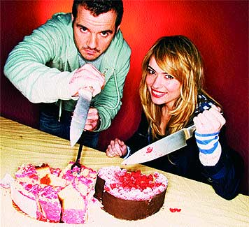 ngel Martn (29 aos) y Patricia Conde (27) apualan con saa unas tartas con forma de corazn.