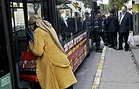 En la lnea 40 de autobuses de Jerusaln las mujeres entran por detrs y estn apartadas de los hombres. / OLIVIER FITOUSSY