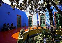 Patio de la Casa Azul, en la colonia de Coyoacán, donde vivió Frida Kahlo. / OFELIA DE PABLO
