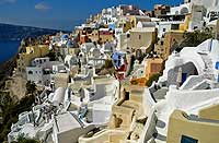 La blanca Santorini es la isla perfecta para deambular sin rumbo fijo por sus estrechas calles. / MANUEL ASENSIO
