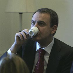 Zapatero tomndose un caf en la cafetera del Congreso. / JAVI MARTNEZ