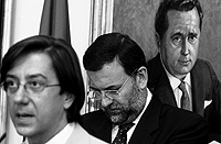 Po Cabanillas, por delante de Rajoy y el retrato de su padre, en el acto de su marcha de La Moncloa en 2002. / JOSE AYM