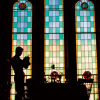 Este restaurante en Canad, adems de conservar las vidrieras ha mantenido su nombre, La Iglesia.