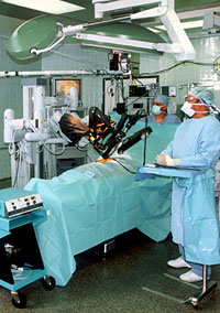 Un cirujano maneja los brazos robticos desde la consola Da Vinci. (Foto: HOSPITAL CLNICO SAN CARLOS)
