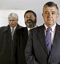 Nicols Lpez de Coca y Miguel Durn posan junto a un retrato del juez Garzn. / BEGOA RIVAS