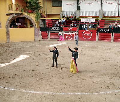 Dos nios ensayan el tpico saludo en la escuela taurina, en Mxico.