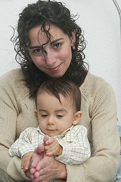 Vernica, enferma de fibrosis qustica, con su hijo. (Foto: Julio Palomar)