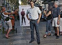 Albert Rivera fotografiado en las Ramblas para la portada de 'Magazine' del 1 de octubre de 2006. / ROSA MUOZ