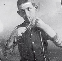 Sus fotografas y huellas dactilares tras su detencin en 1912.