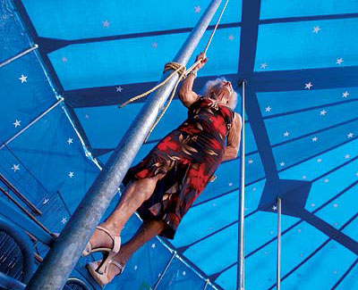 La trapecista, durante el rodaje del documental La mueca del espacio, en el Cirque du Paris (Bretaa francesa).