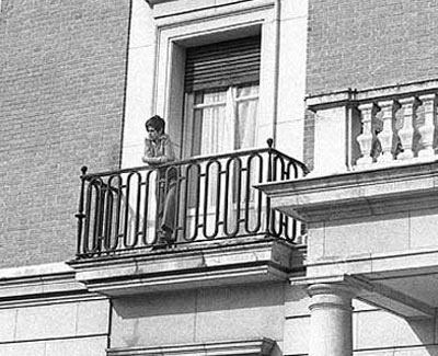 Un cro en palacio. Adolfo Surez Illana, hijo del ex presidente Surez, asomado a un balcn de la Moncloa, en 1977.