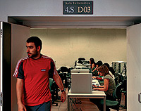 Un alumno abandona una de las aulas de Informtica del campus de Getafe, en la Universidad Carlos III (Madrid). / CARLOS ALBA