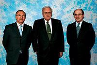 De izquierda a derecha Isidro Fain, Ricardo Fornesa y Antonio Brafau en la foto oficial de La Caixa. / LA CAIXA