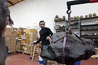 El leonés José Vicente Casado con el mayor meteorito de su colección. / MAURICIO PEÑA