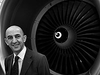 El copresidente de EADS, Louis Gallois, posa ante uno de los aviones de Airbus. / REUTERS