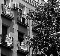 Imagen de pisos con carteles de 'Se vende' en Madrid. / DIEGO SINOVA