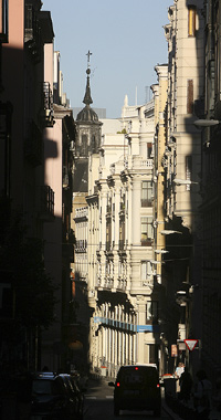 Los señoriales edificios que salpIcan la capotal protegen las populosas calles de esta ciudad viva. / ALBERTO CUÉLLAR