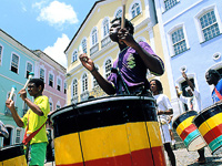 Como sumergirse en la aventura de aprender a bailar samba u otras músicas en Brasil. / AGE FOTOSTOCK