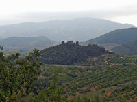 Las ruinas del castillo-fortaleza de Chera se alzan en un cerro cercano al pueblo, rodeado de campos de cultivo con árboles frutales y viñedos. / FOTOGRAFÍAS: NAUTA-PRESS