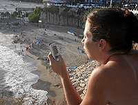 Una turista mira la cobertura de red de su mvil en Benidorm.