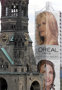 Un anuncio de Lral en Berln. / REUTERS