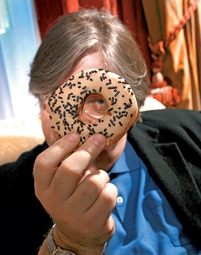 La vida a través de un donuts. Matt Groening, 53 años y padre de los Simpson, posa con el pastel preferido por el personaje de Homer.