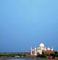 El Taj Mahal, la tumba de Arjumand, situada en un saliente del ro Yamuna. / FERNANDO BAETA