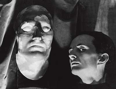arrebato surrealista. Edward James frente a “Máscara mortuoria de Napoleón”, de Magritte, 1939.
