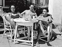 Triángulo. Gala, Edward James y Dalí, en una imagen de 1942.