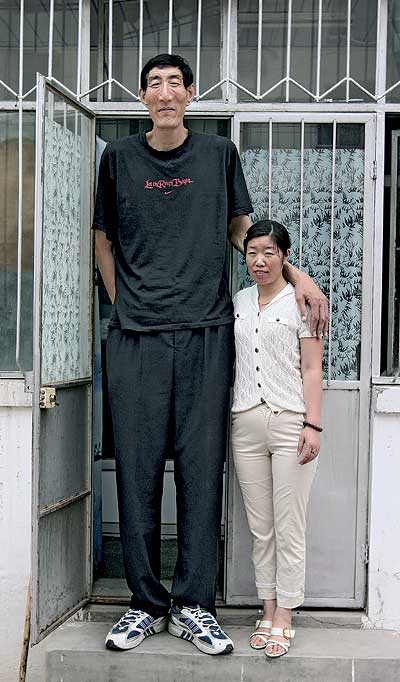 El punto y la 'i'.Bao Xi Shun y su esposa Xia Shujuan, 68 cm ms baja.