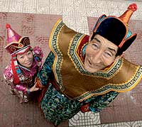 Xi Shun y su esposa vestidos con trajes tradicionales.