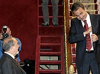 Rodrguez Zapatero bromea con Pedro Solbes tras el debate de los presupuestos de 2007. / EFE