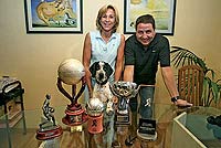 Sus padres. Tona Vives y Esteve Rubio con algunos de sus trofeos.